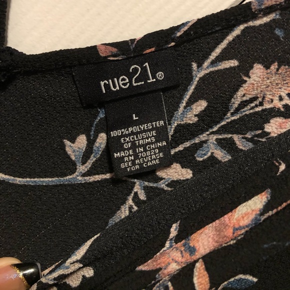 Rue21 Shortsleeved Romper - Picture 4 of 6